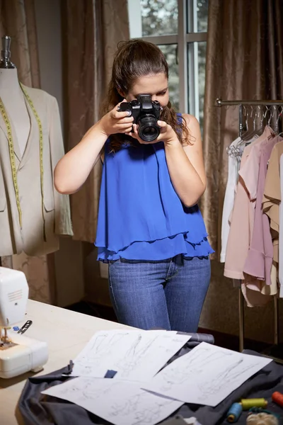 Jonge Vrouw Ontwerper Staat Buurt Van Werkplek Met Verschillende Schetsen — Stockfoto