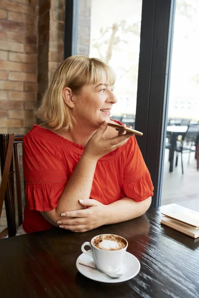 Hübsch Lächelnde Frau Mittleren Alters Die Audiobotschaft Mit Ihrem Handy — Stockfoto