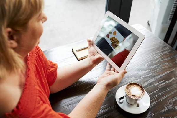 Vrouw Kijkt Naar Afbeeldingen Van Desserts Menu Tablet Computer — Stockfoto