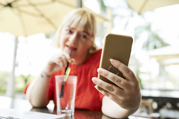 Kvinna Njuter Glas Färsk Lemonad Uteservering Och Tar Selfie — Stockfoto