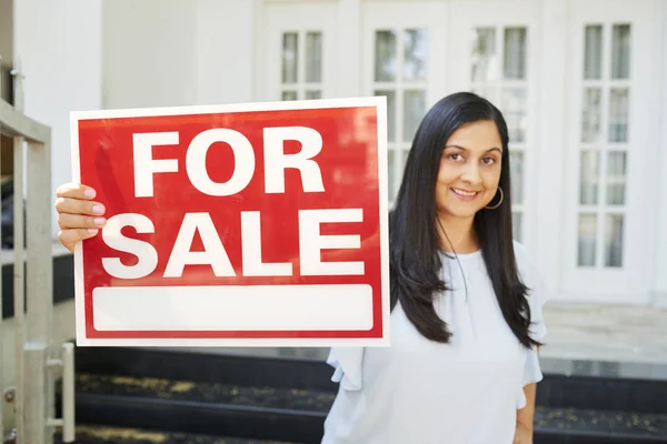 Досить Власниця Жіночого Будинку Показує Великий Продаж Знак Посміхається Камеру — стокове фото