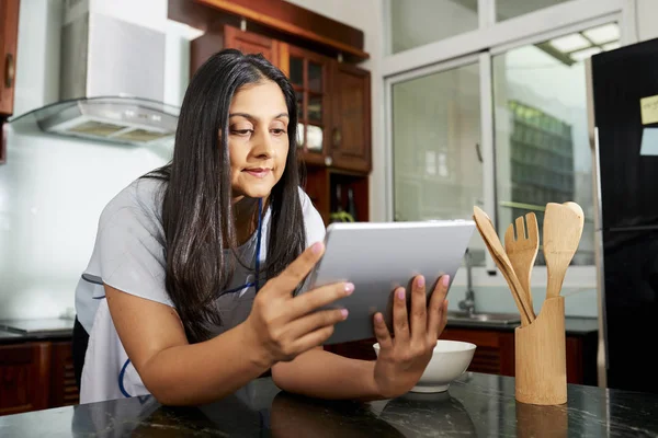 Mulher Bonita Ler Receita Computador Tablet Antes Cozinhar — Fotografia de Stock