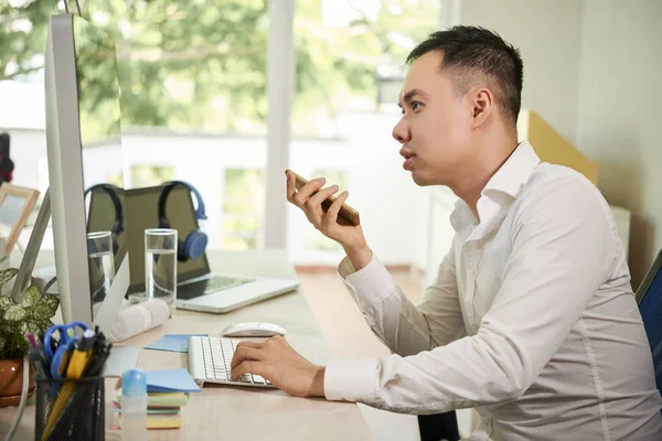 Asiatischer Junger Geschäftsmann Sitzt Tisch Und Schaut Auf Den Computermonitor — Stockfoto