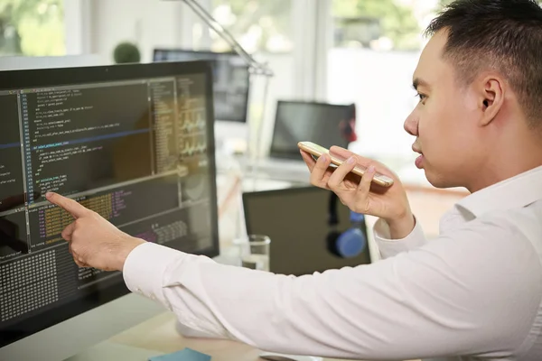 Asiático Jovem Programador Apontando Para Monitor Computador Com Software Discutindo — Fotografia de Stock