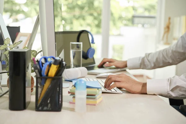 Primer Plano Del Diseñador Masculino Sentado Mesa Escribiendo Teclado Del —  Fotos de Stock