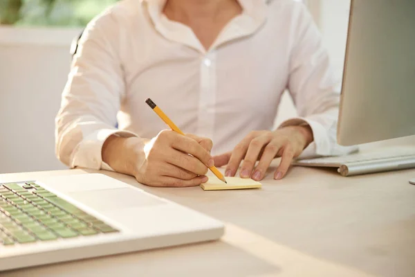 Close Office Worker Sitting His Workplace Laptop Computer Writing Reminder — Stock Photo, Image