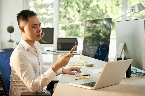 Programador Asiático Sério Concentrando Seu Trabalho Escritório Ele Sentado Mesa — Fotografia de Stock