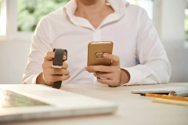 Close Jovem Empresário Sentado Mesa Com Relógio Pulso Telefone Celular — Fotografia de Stock