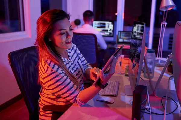 Joven Empresaria Sonriente Sentada Lugar Trabajo Frente Monitor Computadora Trabajando — Foto de Stock