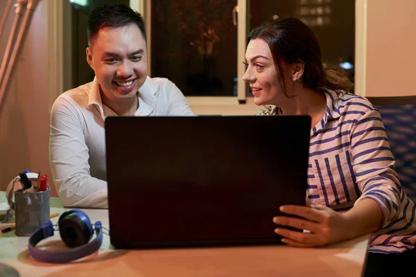 Business Couple Zitten Aan Tafel Samen Met Behulp Van Laptop — Stockfoto