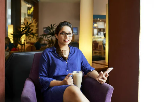 Retrato Mujer Asiática Elegante Anteojos Descansando Sillón Con Taza Café — Foto de Stock