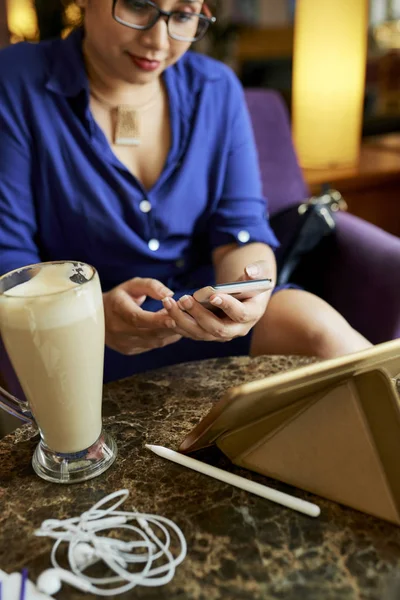 Νεαρή Γυναίκα Που Εργάζεται Ελεύθερη Επαγγελματίας Κάθεται Στο Καφέ Πίνοντας — Φωτογραφία Αρχείου