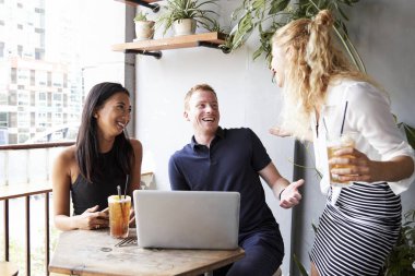 Çok ırklı çift kafede eski arkadaşı karşılamak için mutlu