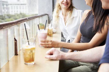 Olumlu arkadaşlar şaka konuşma ve barda lezzetli kokteyller içme