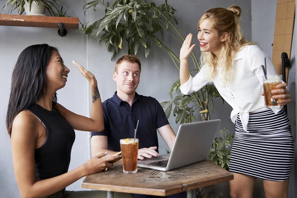 Allegro Giovani Donne Caffè Dando Ogni Altri Cinque Alti — Foto Stock