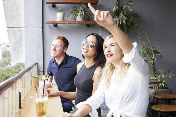 Junge Leute Sitzen Mit Getränken Café Und Betrachten Etwas Kurioses — Stockfoto