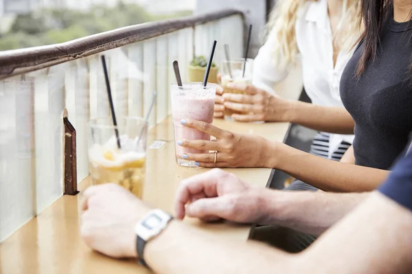 Kafede lezzetli milkshake ve kokteyller zevk insanların elleri 