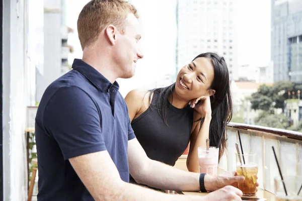 Mooie Gemengde Race Vrouw Flirten Met Jonge Man Café — Stockfoto