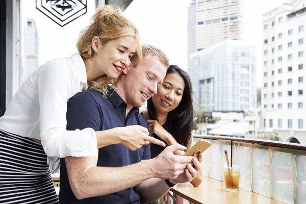 Gruppe Fröhlicher Freunde Gemischter Rassen Liest Sms Auf Dem Smartphone — Stockfoto