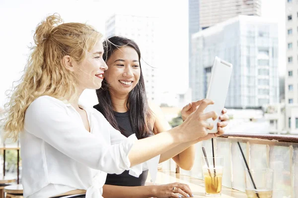 Šťastné Mladé Ženy Které Při Odpočinku Kavárně Berou Digitální Tabletu — Stock fotografie