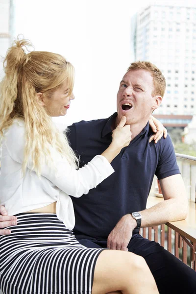 年轻女人带着爱意看着她的男朋友 用下巴碰了碰他的嘴 — 图库照片
