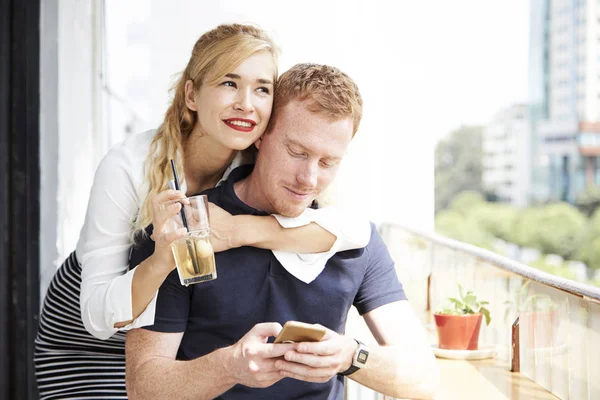 Lycklig Vacker Ung Kvinna Som Håller Glas Kall Dryck Och — Stockfoto