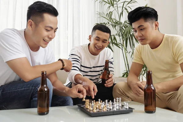 Jovens Vietnamitas Bebem Cerveja Jogam Xadrez Casa — Fotografia de Stock