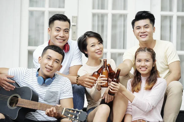 Grupo Amigos Brindar Com Garrafas Cerveja Descansar Alpendre Casa — Fotografia de Stock