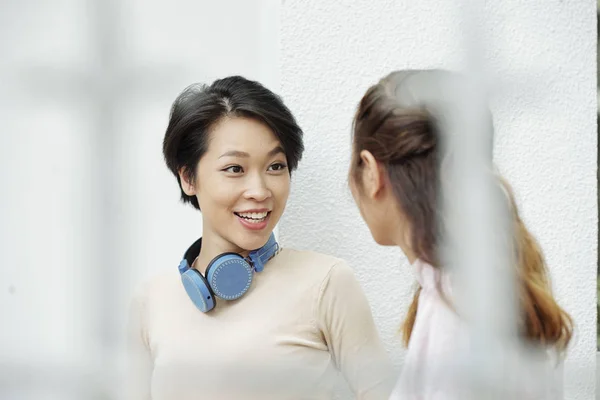 Oldukça Olumlu Genç Asyalı Kadın Arkadaşı Yla Açık Havada Konuşurken — Stok fotoğraf
