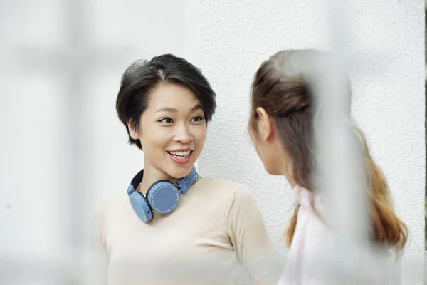 Vrij Positief Jonge Aziatische Vrouw Praten Met Vriend Buitenshuis — Stockfoto