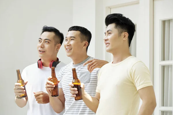 Beaux Jeunes Vietnamiens Avec Des Bouteilles Bière Regardant Quelque Chose — Photo