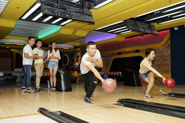 Vrolijke Jonge Aziatische Mensen Spelen Bowlen Samen Club Vrijdagavond — Stockfoto