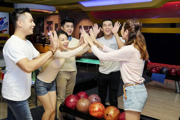 Fröhliche Junge Asiatische Leute Geben Einander Nach Gewonnenem Spiel Bowlingclub — Stockfoto