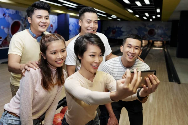 Mulher Vietnamita Muito Jovem Fotografar Com Amigos Bowling Clube Após — Fotografia de Stock