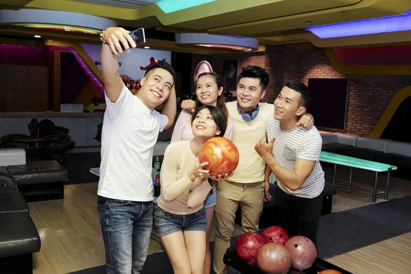 Vrolijke Jonge Aziatische Man Die Selfie Neemt Met Vrienden Bowling — Stockfoto