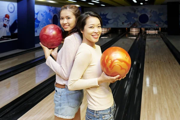 Jovens Mulheres Vietnamitas Alegres Posando Com Bolas Boliche — Fotografia de Stock