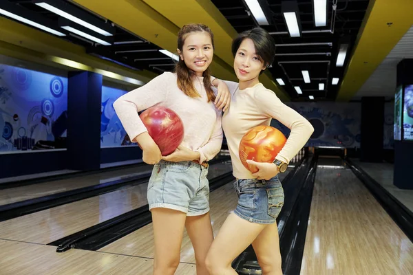 Portret Van Positieve Jonge Aziatische Vrouwen Poseren Met Heldere Bowling — Stockfoto