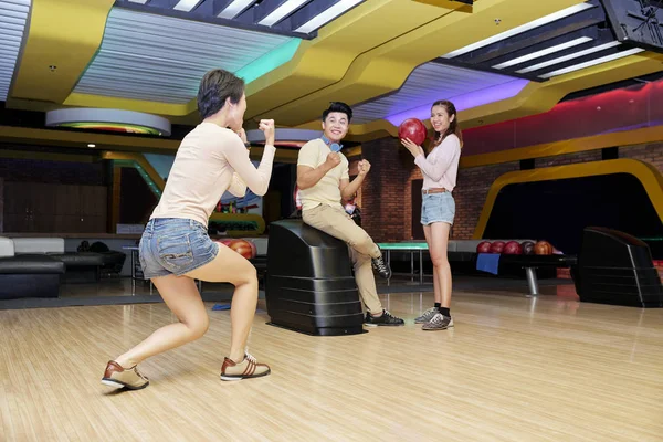 Bowling Kulübünde Eğlenen Neşeli Arkadaşlar Grubu — Stok fotoğraf