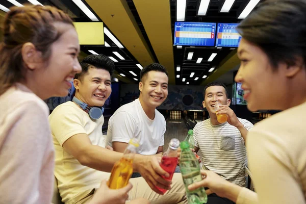 ボウリングをした後 柔らかい飲み物を楽しむ幸せなアジアの若者 — ストック写真