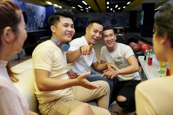 Vietnamesische Jugendliche Scherzen Und Lachen Wenn Sie Sich Kegelclub Tablet — Stockfoto