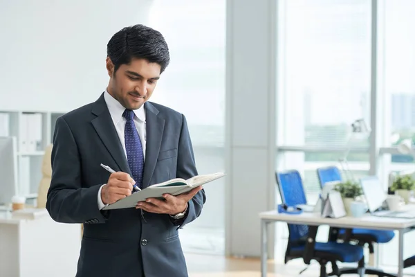 Vrolijke Jonge Business Executive Schrijf Plannen Voor Dag Zijn Planner — Stockfoto