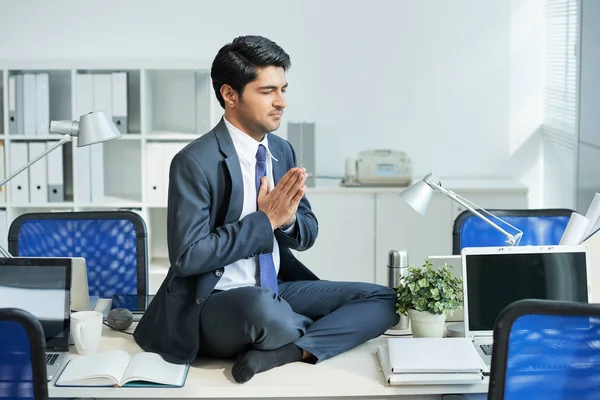 Entspannt Meditierende Indische Geschäftsmann Sitzt Auf Bürotisch — Stockfoto