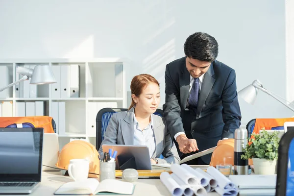 Professionele Indiase Ingenieur Toont Informatie Tablet Computer Aan Vrouwelijke Collega — Stockfoto