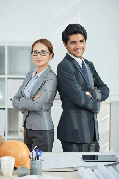 Retrato Ingenieros Sonrientes Pie Con Los Brazos Cruzados —  Fotos de Stock