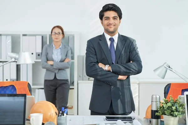 Sonriente Arquitecto Confiado Compañera Trabajo Segundo Plano — Foto de Stock