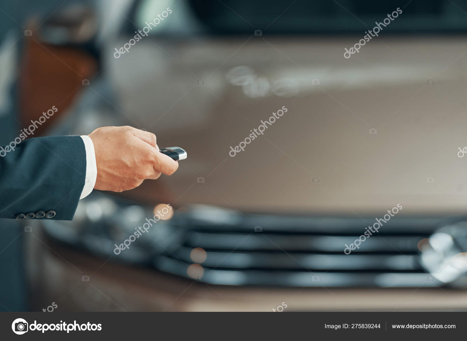Mano Del Propietario Usando Llave Electrónica Del Coche Para Abrir: fotografía de © DragonImages #275839244 | Depositphotos