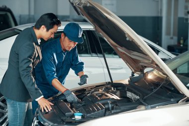 Tamirci müşteriye motor ile ilgili sorunu açıklayan 