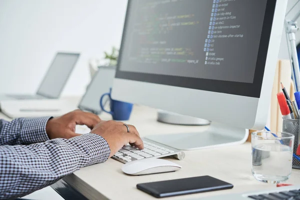 Close Homem Trabalhando Como Programador Ele Sentado Frente Monitor Digitando — Fotografia de Stock