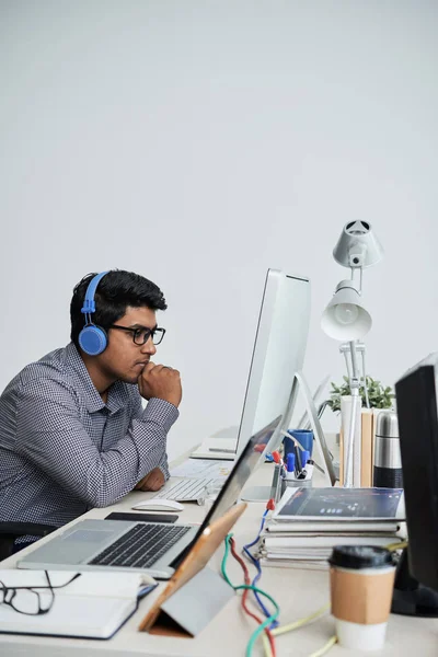 Programador Indio Serio Que Usa Auriculares Trabaja Con Computadora Lugar —  Fotos de Stock