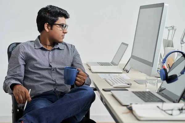 Young Indian Worker Sitting Chair Drinking Coffee Working New Software — Stock Photo, Image